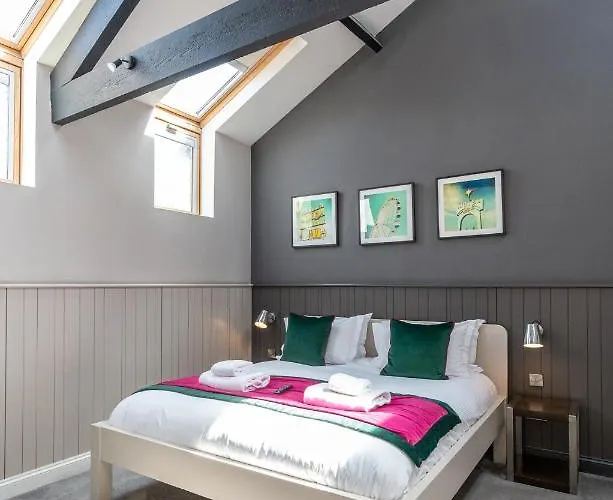 劳伦斯奢华公寓 - 4*